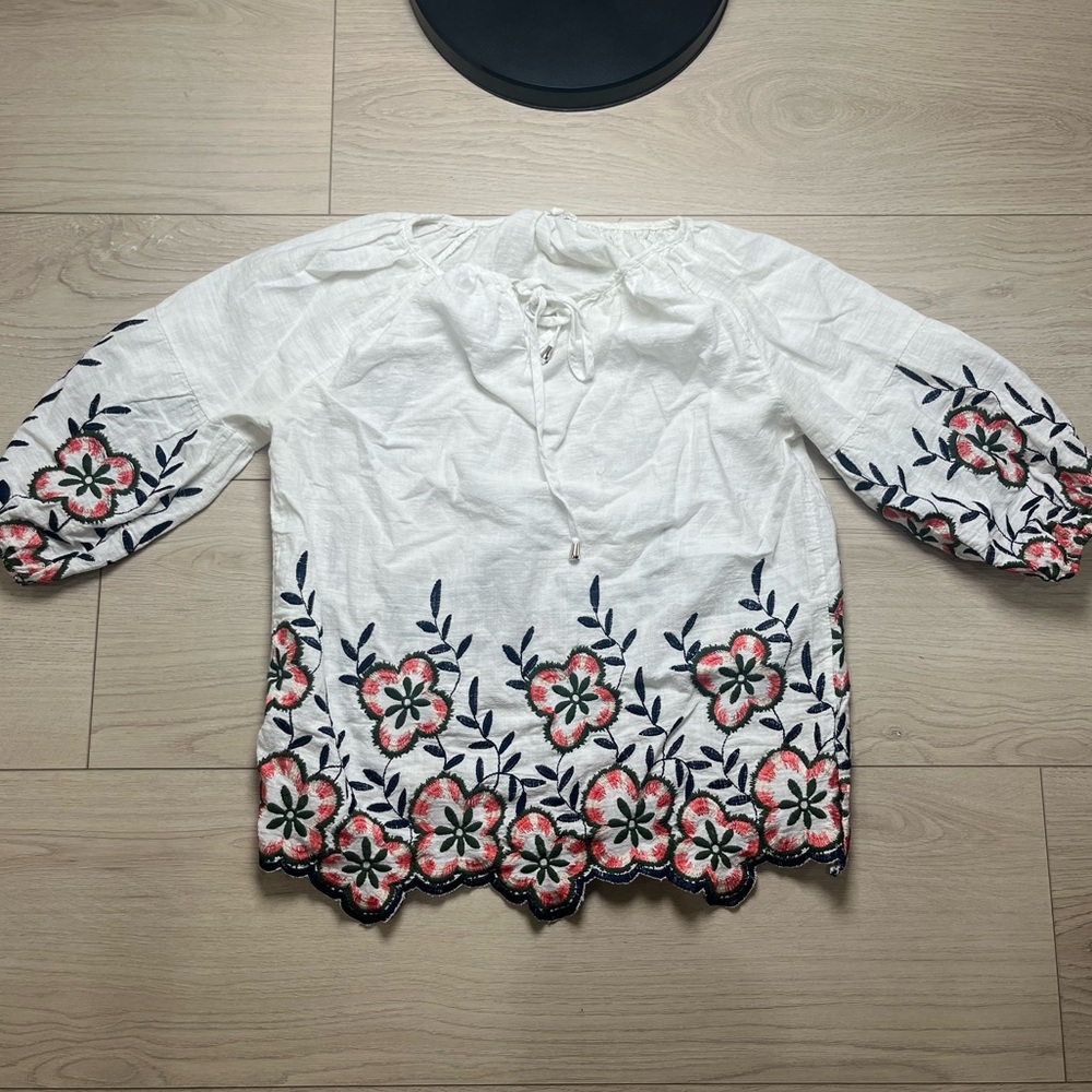 Kindred White Floral Embroidered Top Size M with Scallop Hem Women Boho Peasant